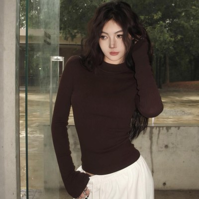 高领修身针织上衣